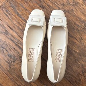 Salvatore Ferragamo Cream Leather Vara Buckle Flats